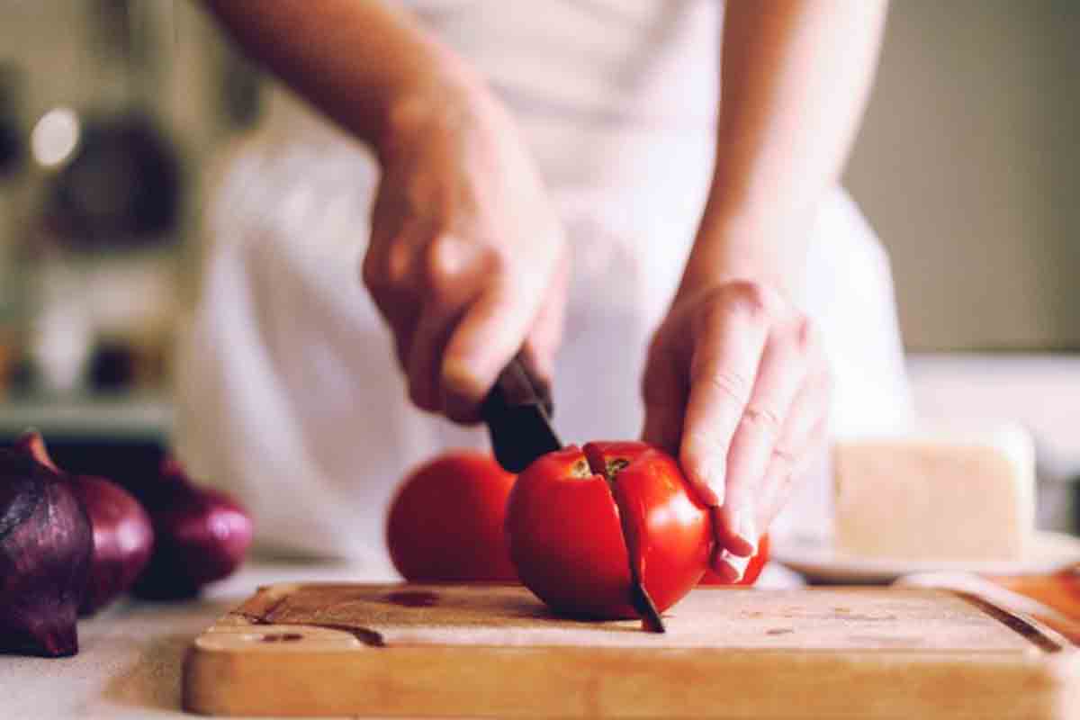Chef's Knives for Beginners cutting a tomatoe