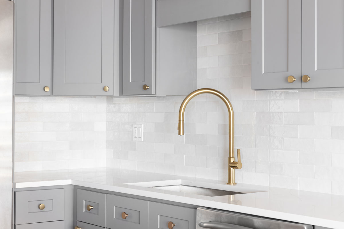 Taj Mahal Quartzite in light beige and white